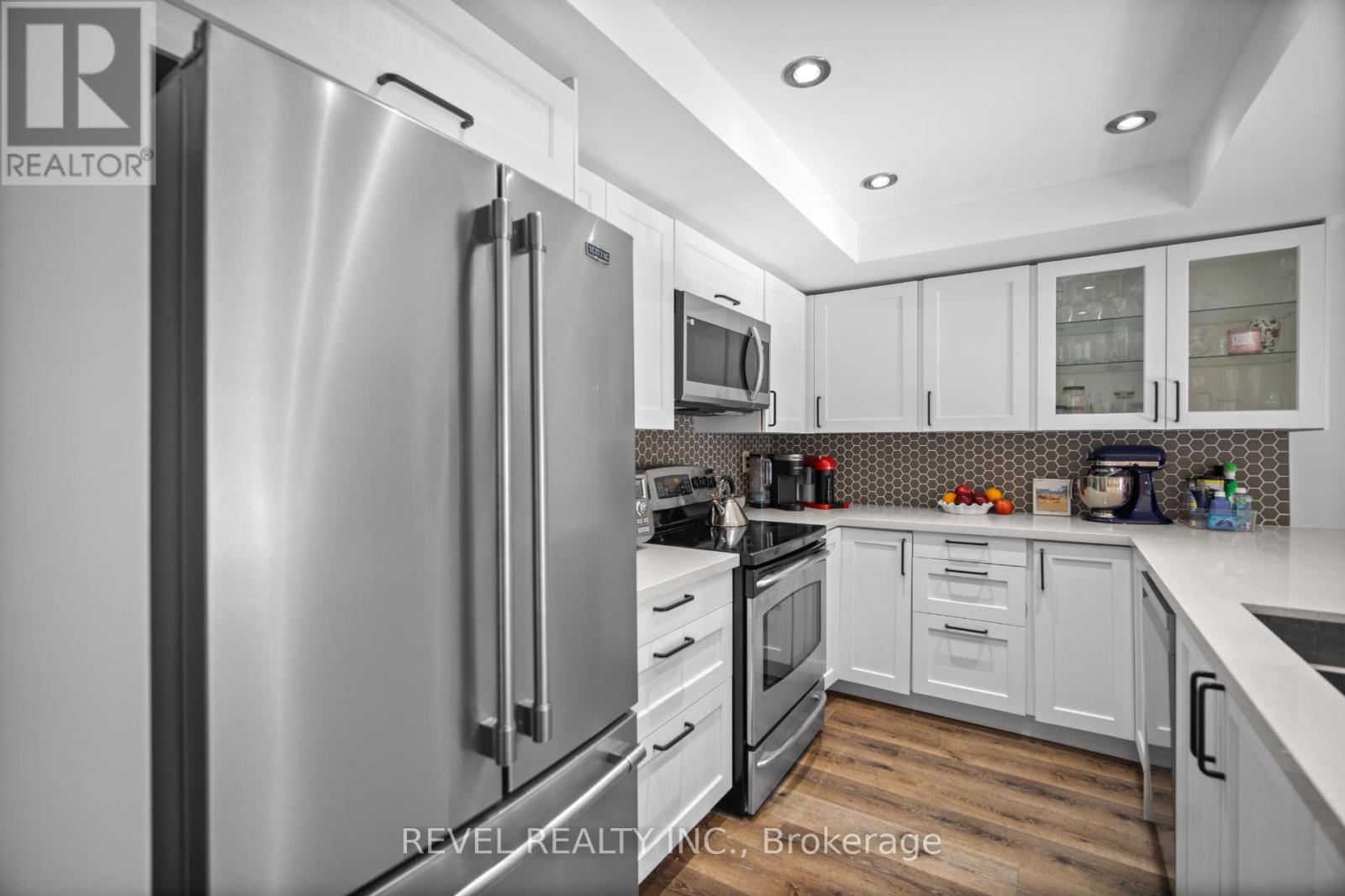 3 - 2058 Brant Street, Burlington, ON - Indoor Photo Showing Kitchen With Stainless Steel Kitchen With Upgraded Kitchen