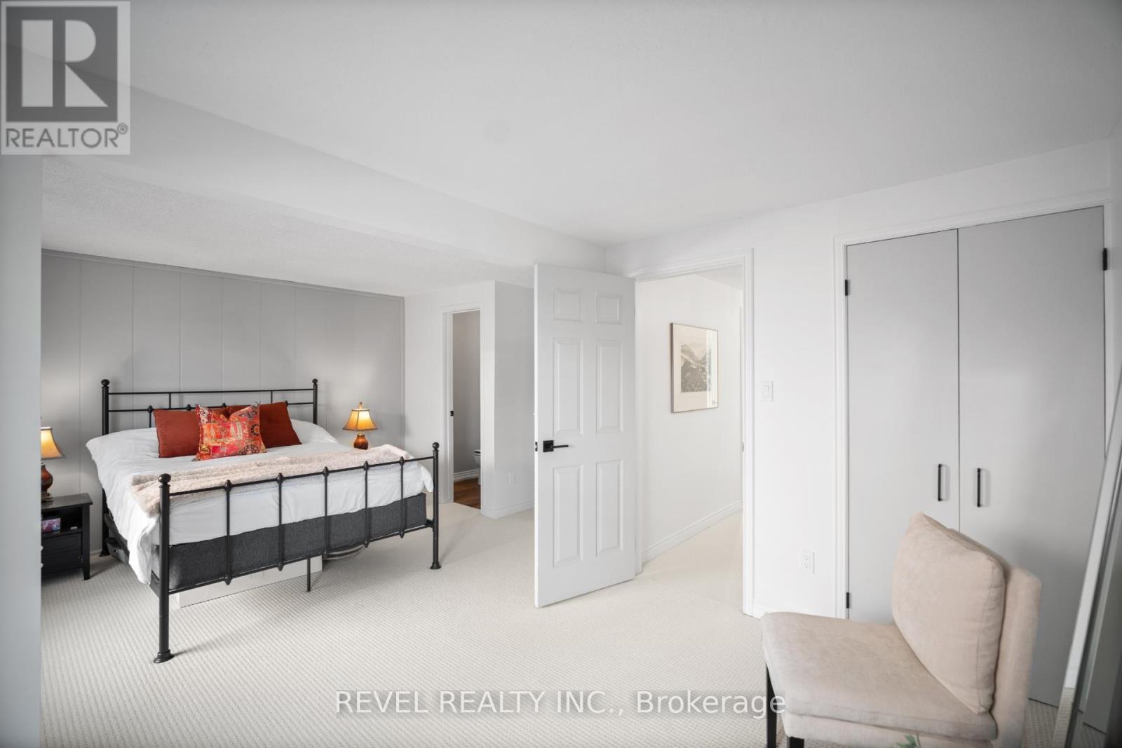 3 - 2058 Brant Street, Burlington, ON - Indoor Photo Showing Bedroom