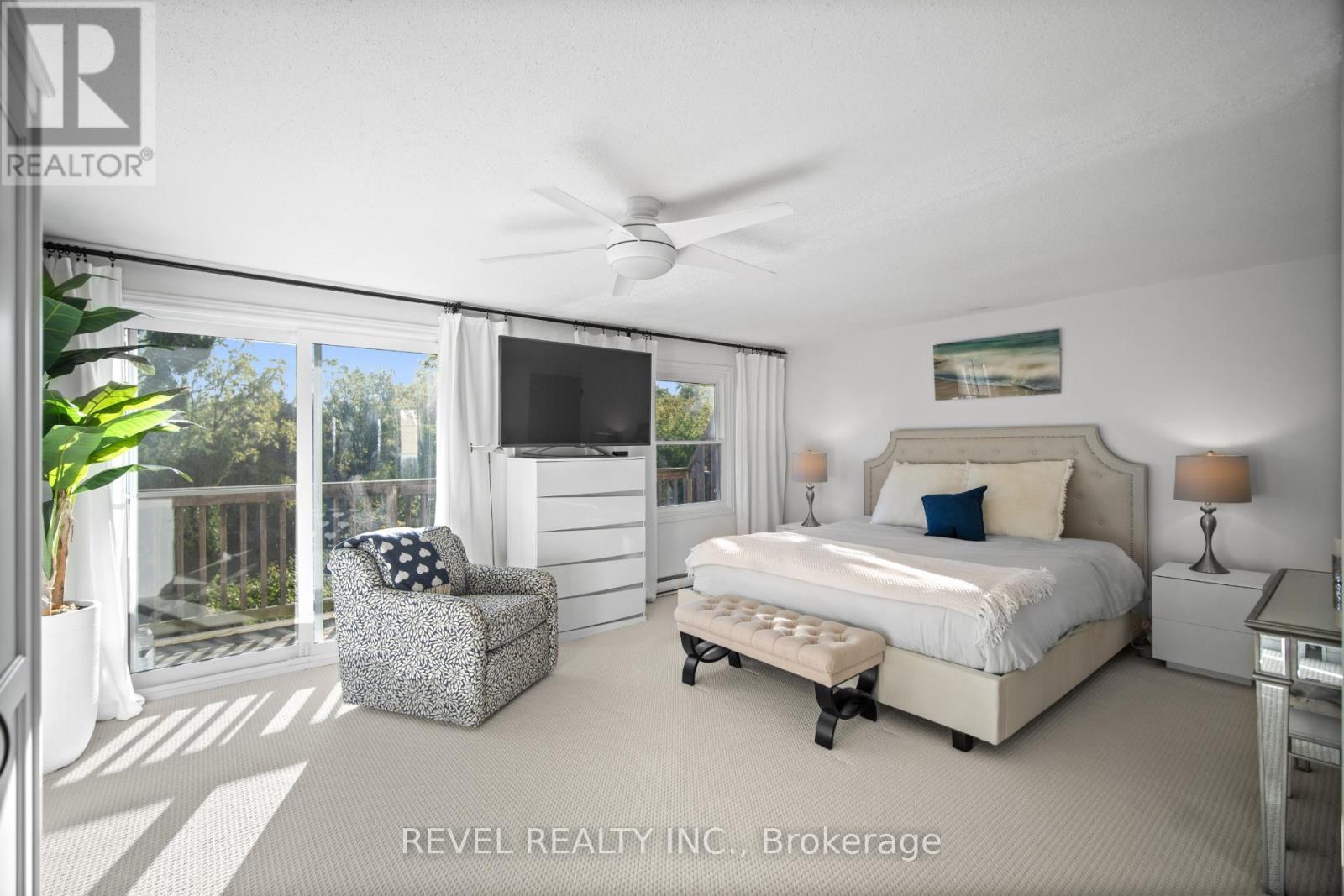 3 - 2058 Brant Street, Burlington, ON - Indoor Photo Showing Bedroom