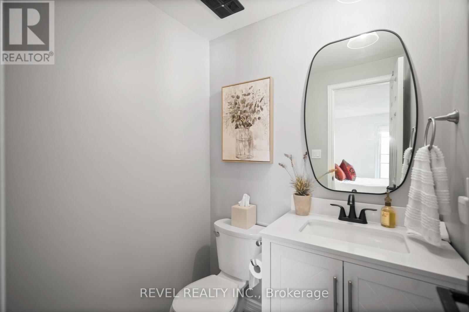 3 - 2058 Brant Street, Burlington, ON - Indoor Photo Showing Bathroom