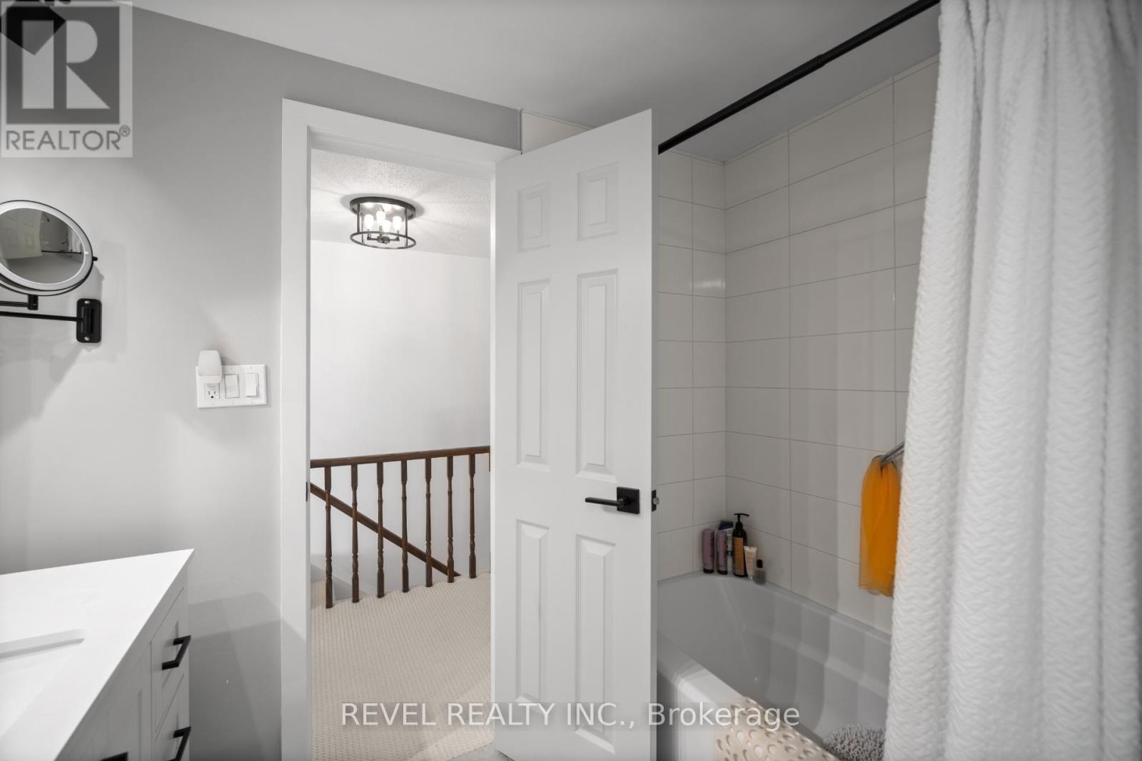 3 - 2058 Brant Street, Burlington, ON - Indoor Photo Showing Bathroom