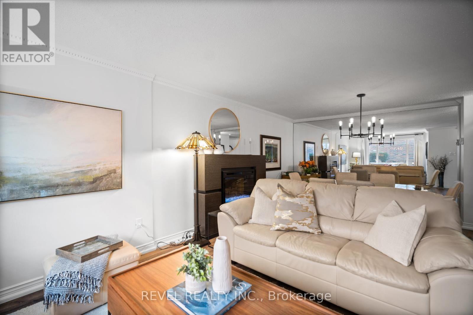 3 - 2058 Brant Street, Burlington, ON - Indoor Photo Showing Living Room