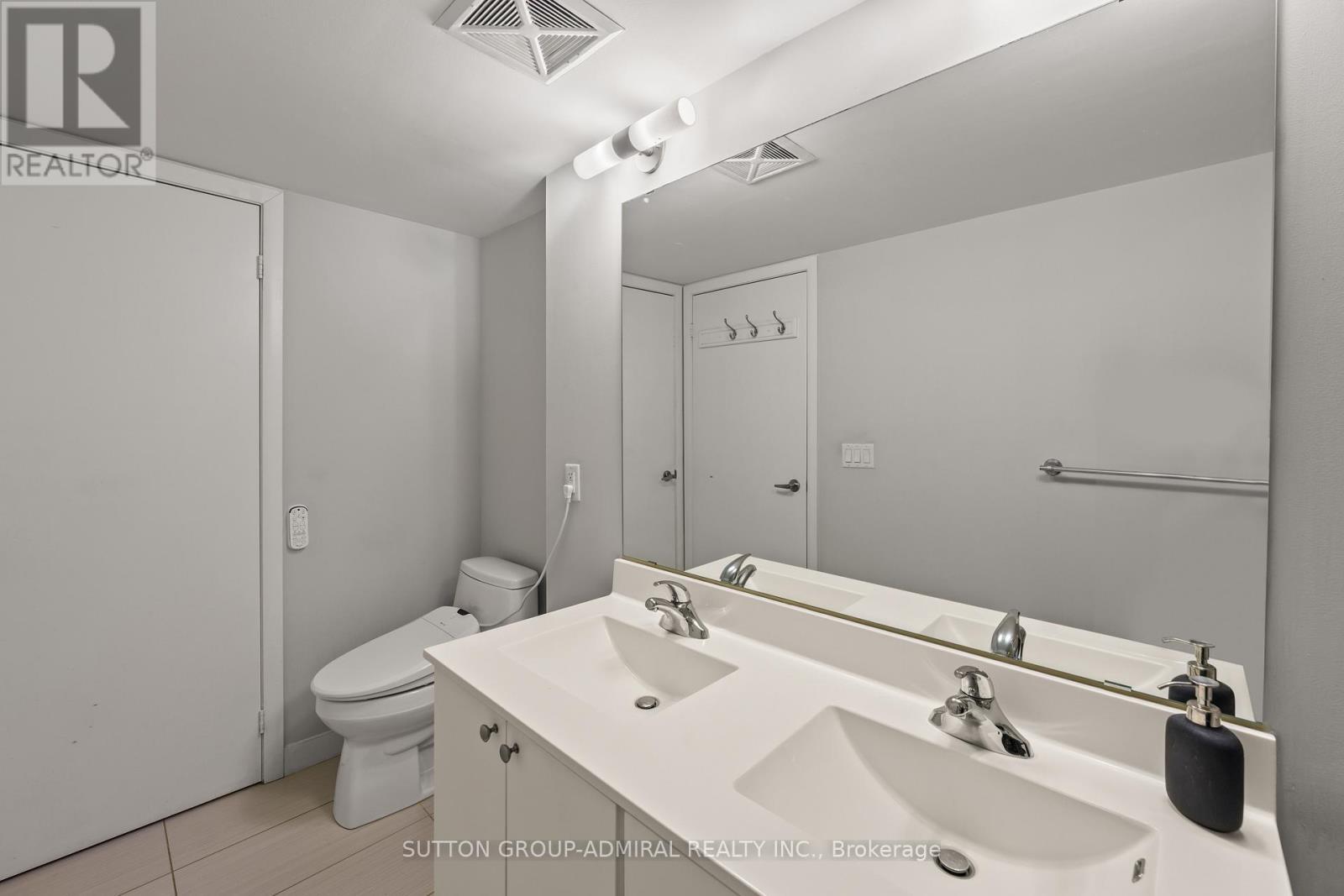 2513 - 155 Legion Road, Toronto, ON - Indoor Photo Showing Bathroom