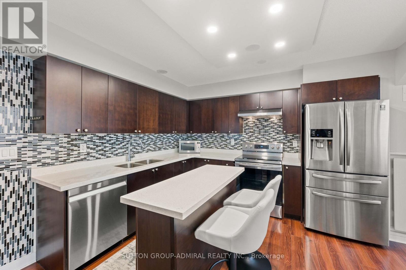 2513 - 155 Legion Road, Toronto, ON - Indoor Photo Showing Kitchen With Double Sink With Upgraded Kitchen