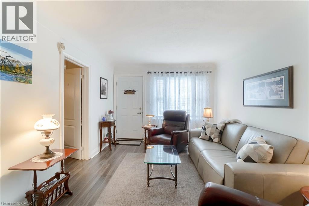 160 Welland Avenue, St. Catharines, ON - Indoor Photo Showing Living Room