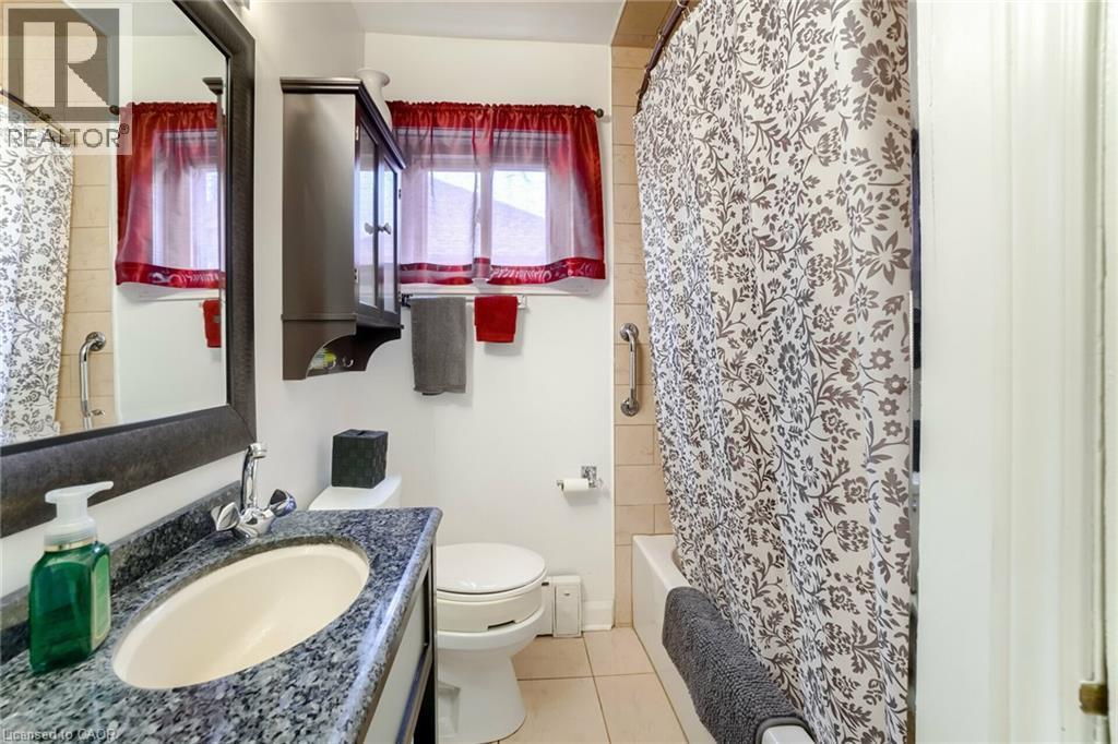 160 Welland Avenue, St. Catharines, ON - Indoor Photo Showing Bathroom