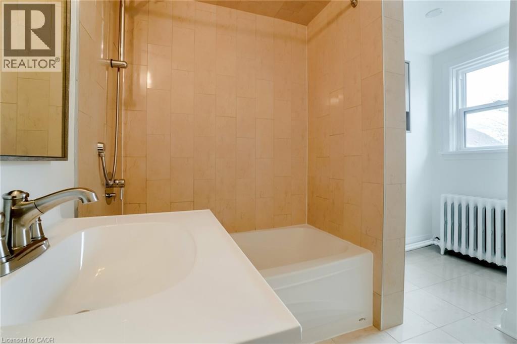160 Welland Avenue, St. Catharines, ON - Indoor Photo Showing Bathroom