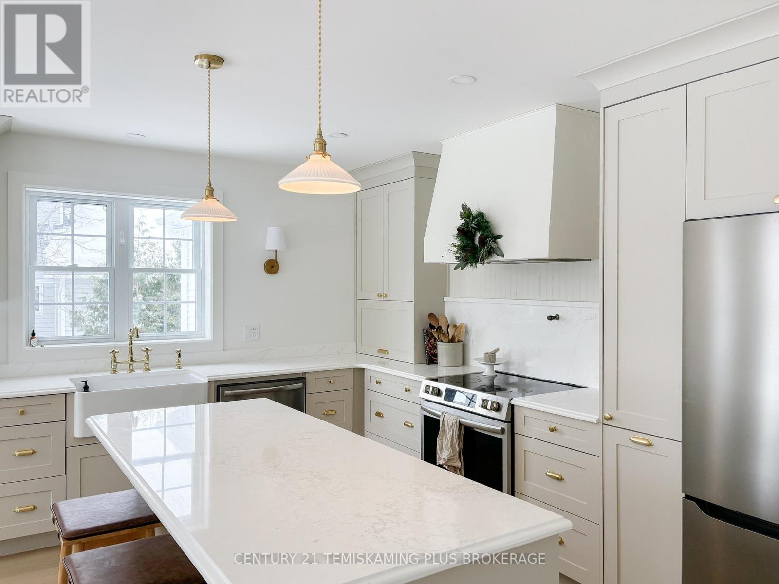 272 Cosman Crescent, Temiskaming Shores (New Liskeard), ON - Indoor Photo Showing Kitchen With Upgraded Kitchen