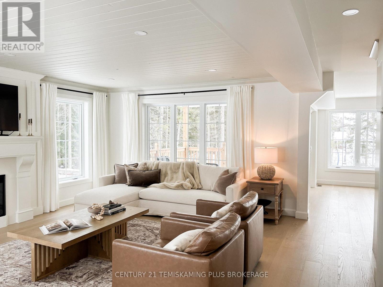 272 Cosman Crescent, Temiskaming Shores (New Liskeard), ON - Indoor Photo Showing Living Room With Fireplace