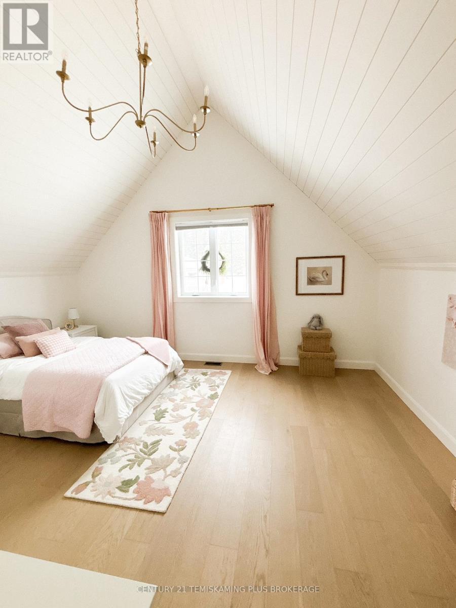 272 Cosman Crescent, Temiskaming Shores (New Liskeard), ON - Indoor Photo Showing Bedroom