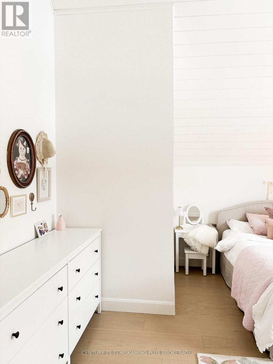 272 Cosman Crescent, Temiskaming Shores (New Liskeard), ON - Indoor Photo Showing Bedroom
