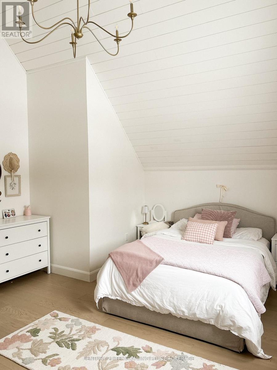 272 Cosman Crescent, Temiskaming Shores (New Liskeard), ON - Indoor Photo Showing Bedroom