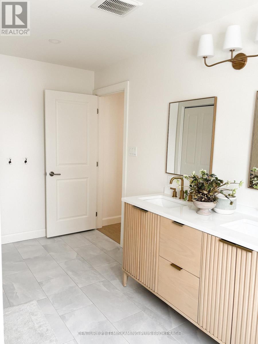 272 Cosman Crescent, Temiskaming Shores (New Liskeard), ON - Indoor Photo Showing Bathroom