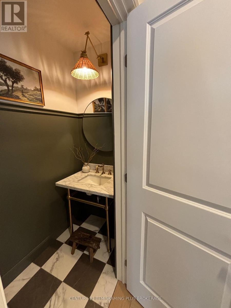 Main Floor Powder Room - 272 Cosman Crescent, Temiskaming Shores (New Liskeard), ON - Indoor Photo Showing Other Room