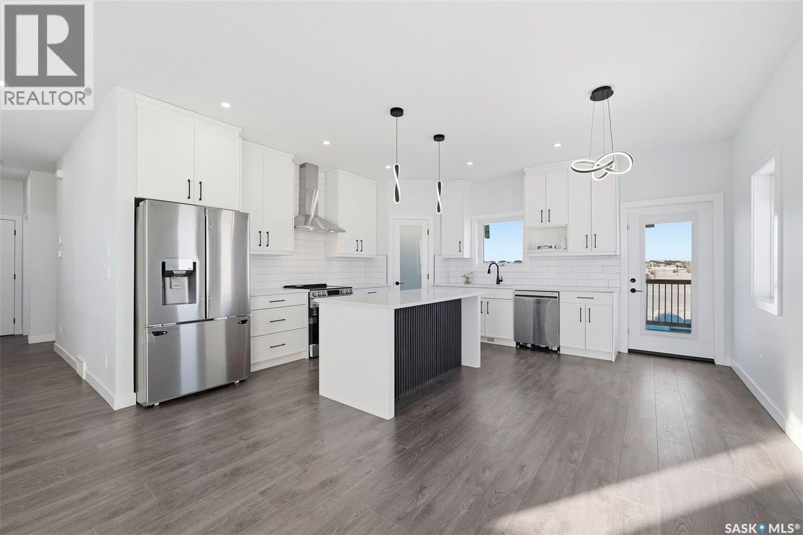 400 Eldorado Street, Warman, SK - Indoor Photo Showing Kitchen With Stainless Steel Kitchen With Upgraded Kitchen