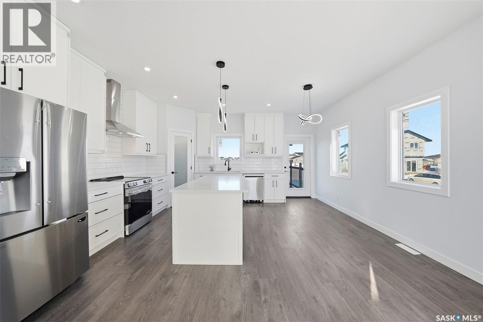 400 Eldorado Street, Warman, SK - Indoor Photo Showing Kitchen With Stainless Steel Kitchen With Upgraded Kitchen