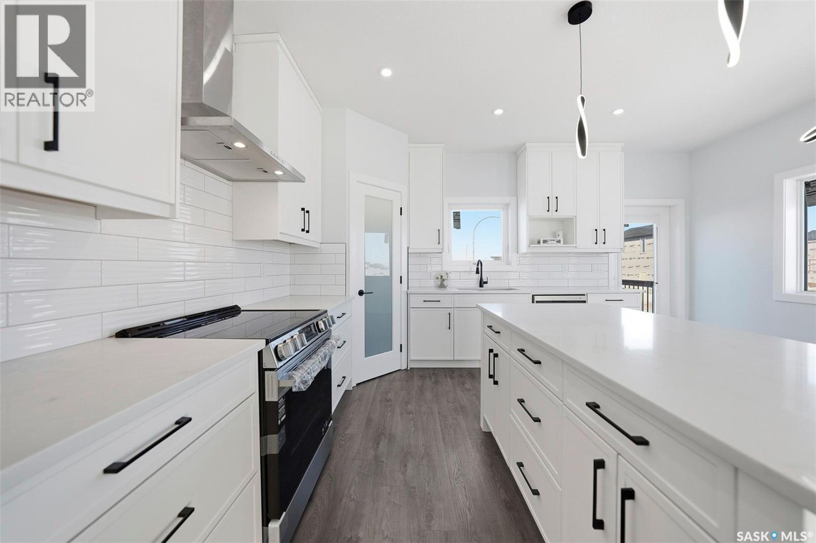 400 Eldorado Street, Warman, SK - Indoor Photo Showing Kitchen With Upgraded Kitchen