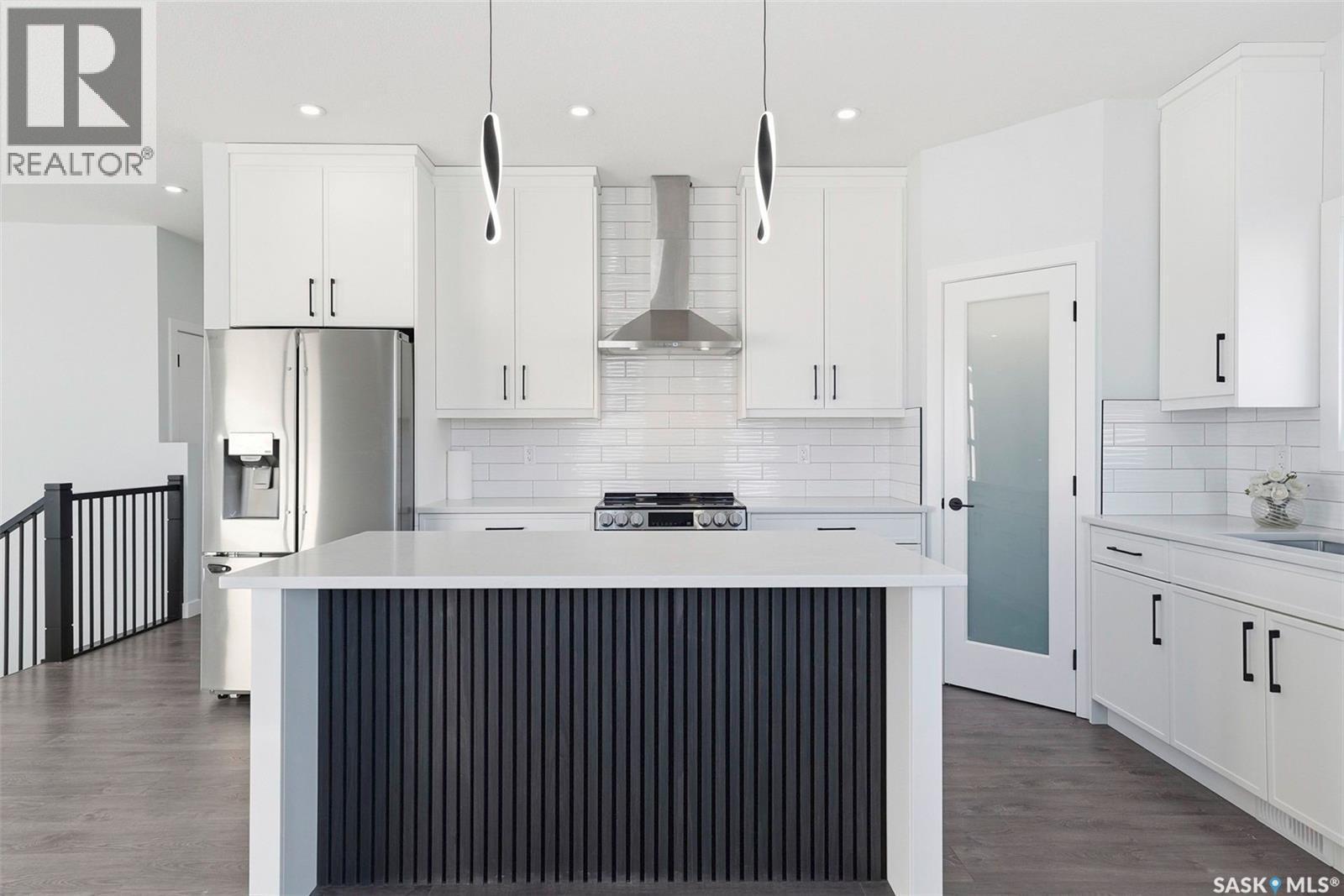 400 Eldorado Street, Warman, SK - Indoor Photo Showing Kitchen With Upgraded Kitchen