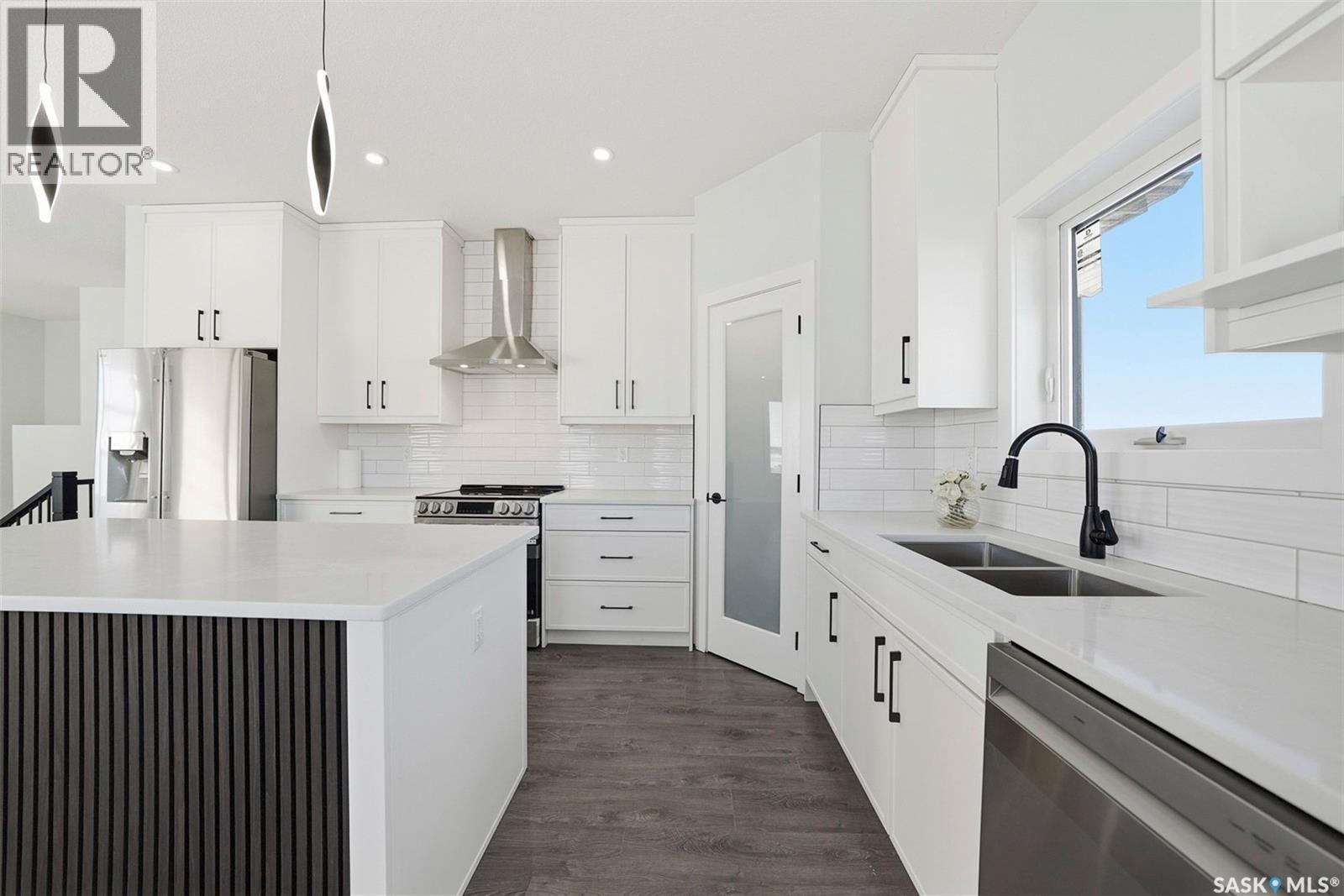 400 Eldorado Street, Warman, SK - Indoor Photo Showing Kitchen With Stainless Steel Kitchen With Double Sink With Upgraded Kitchen