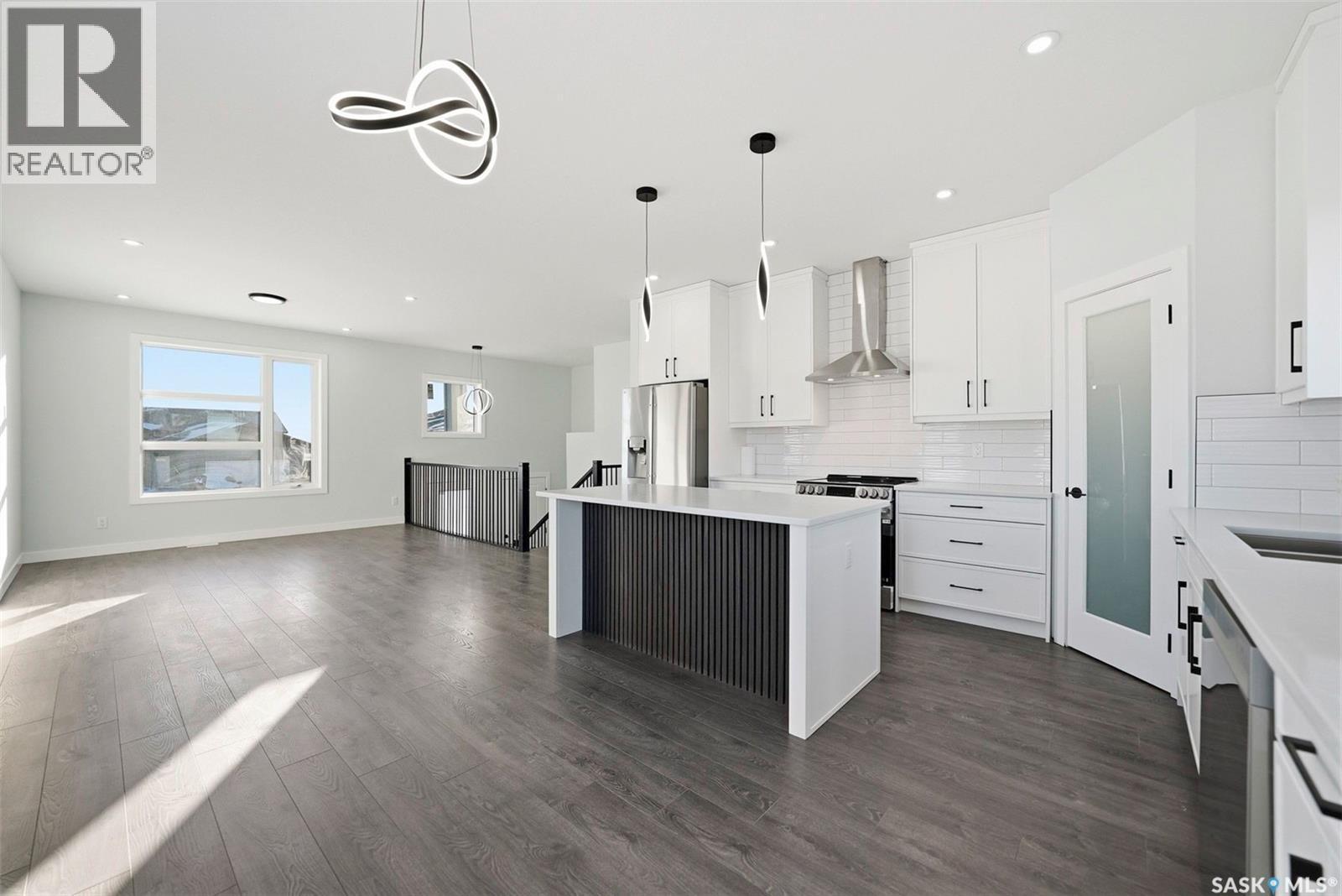 400 Eldorado Street, Warman, SK - Indoor Photo Showing Kitchen With Upgraded Kitchen