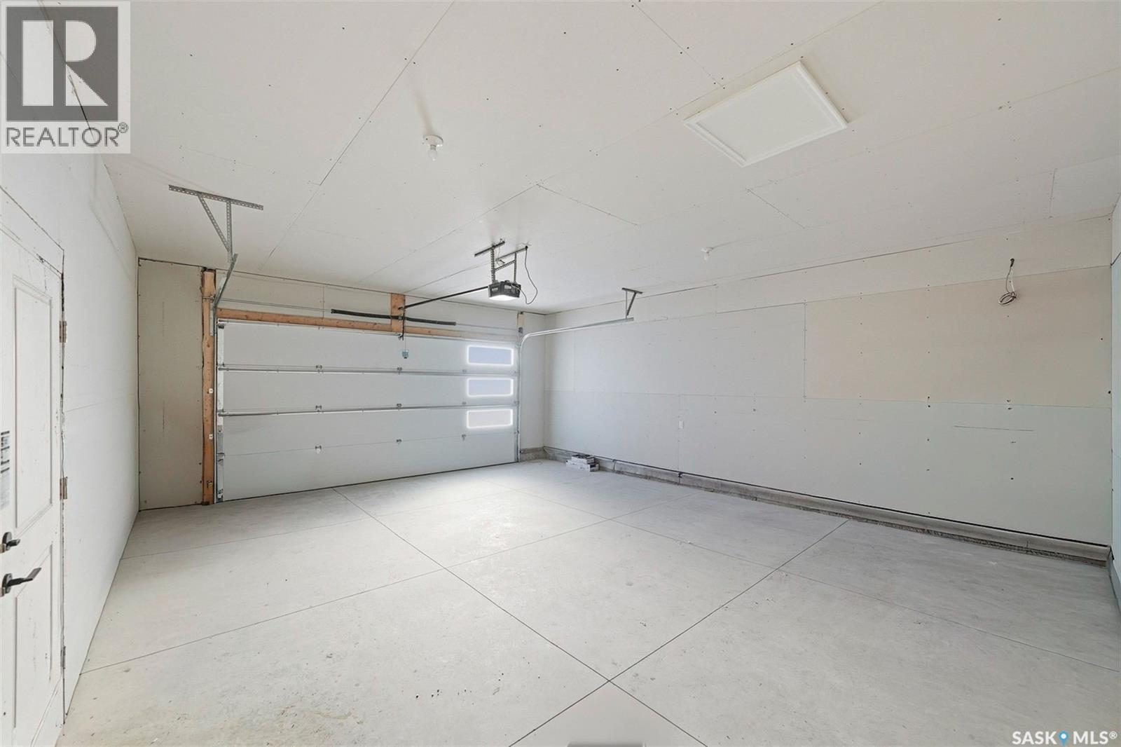 400 Eldorado Street, Warman, SK - Indoor Photo Showing Garage
