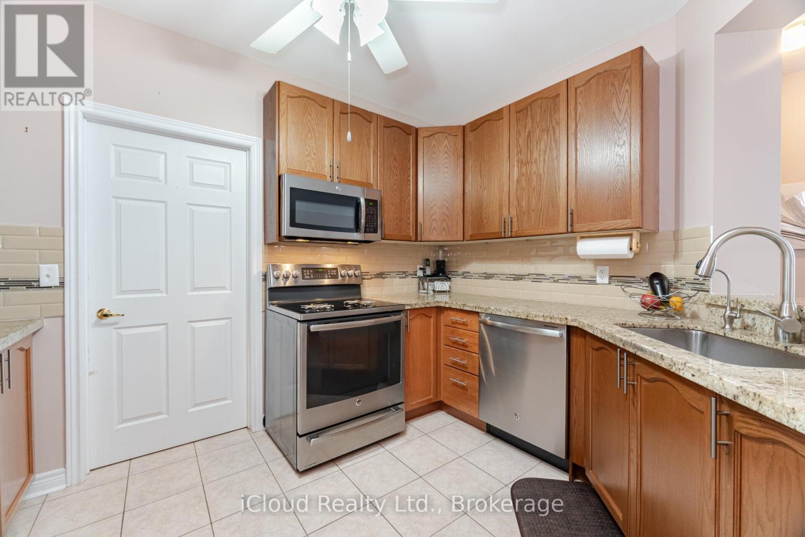 408 - 443 Centennial Forest Drive, Milton, ON - Indoor Photo Showing Kitchen