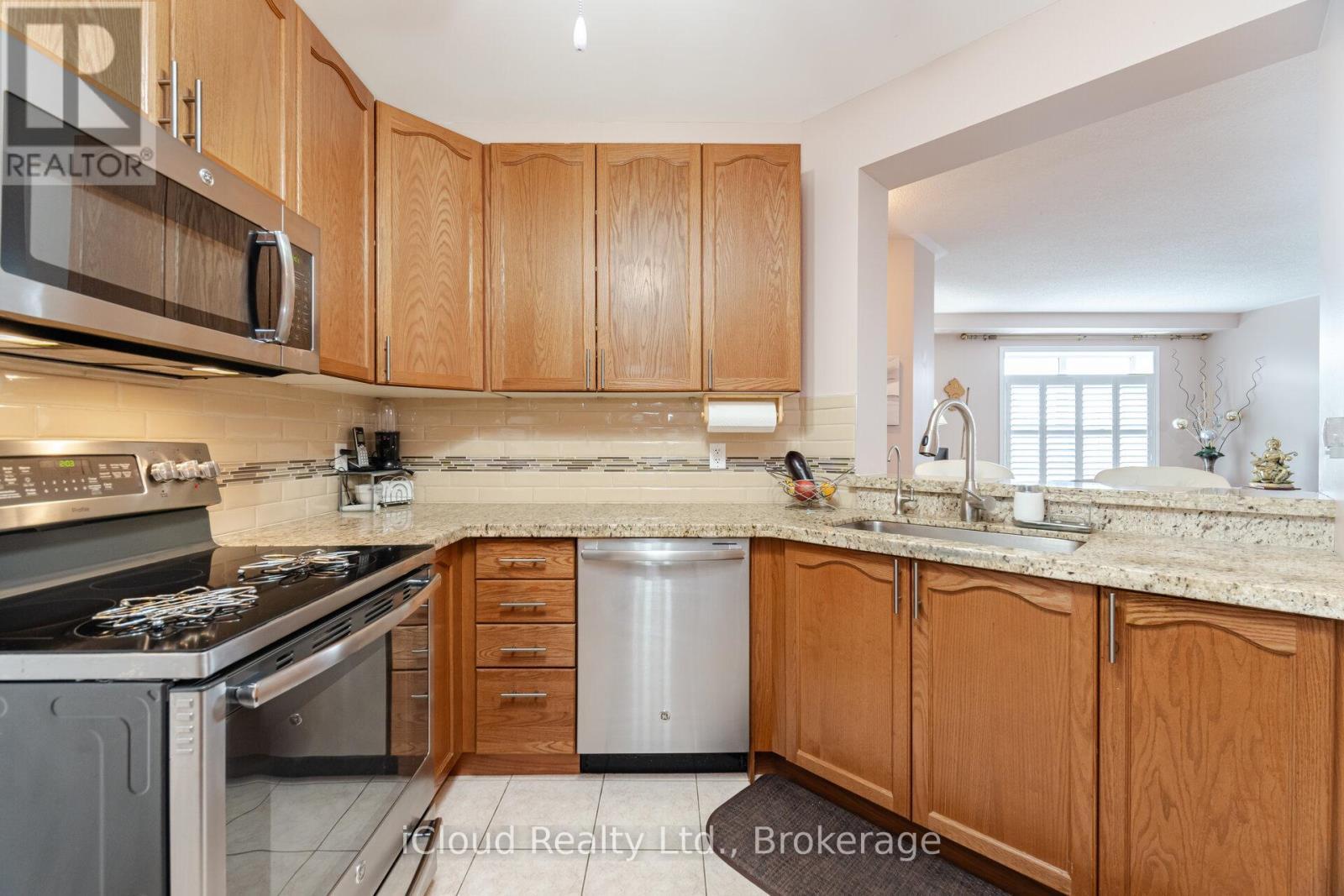 408 - 443 Centennial Forest Drive, Milton, ON - Indoor Photo Showing Kitchen