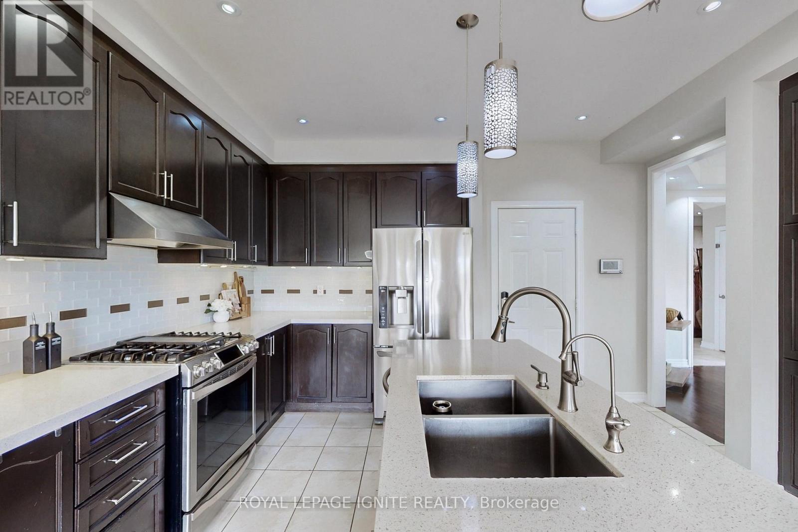 24 Arrowpoint Drive, Brampton, ON - Indoor Photo Showing Kitchen With Double Sink With Upgraded Kitchen