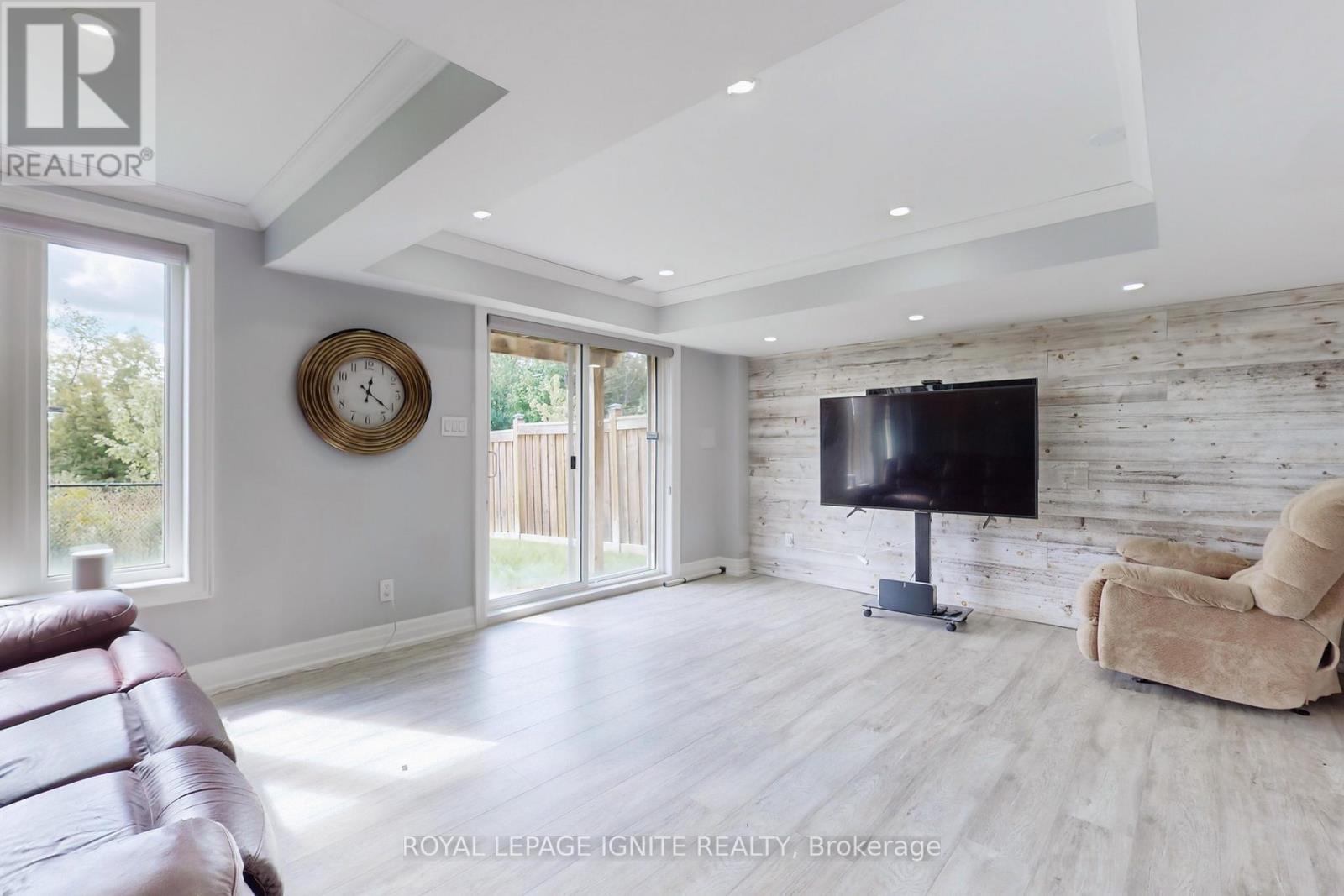 24 Arrowpoint Drive, Brampton, ON - Indoor Photo Showing Living Room