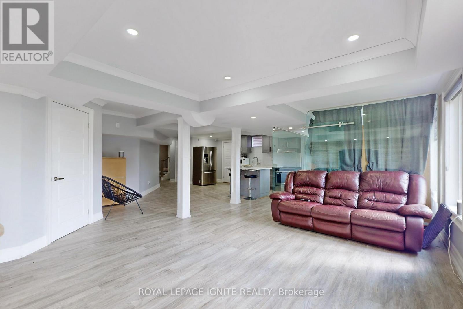 24 Arrowpoint Drive, Brampton, ON - Indoor Photo Showing Living Room