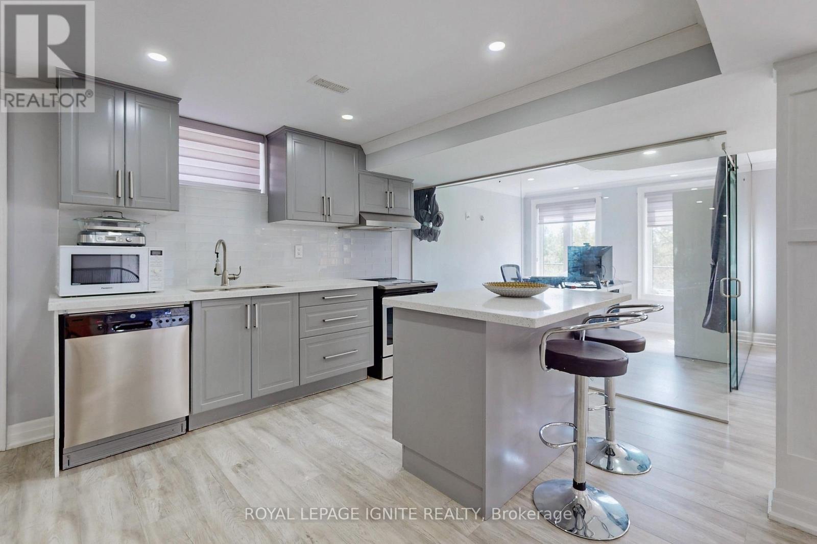24 Arrowpoint Drive, Brampton, ON - Indoor Photo Showing Kitchen With Upgraded Kitchen