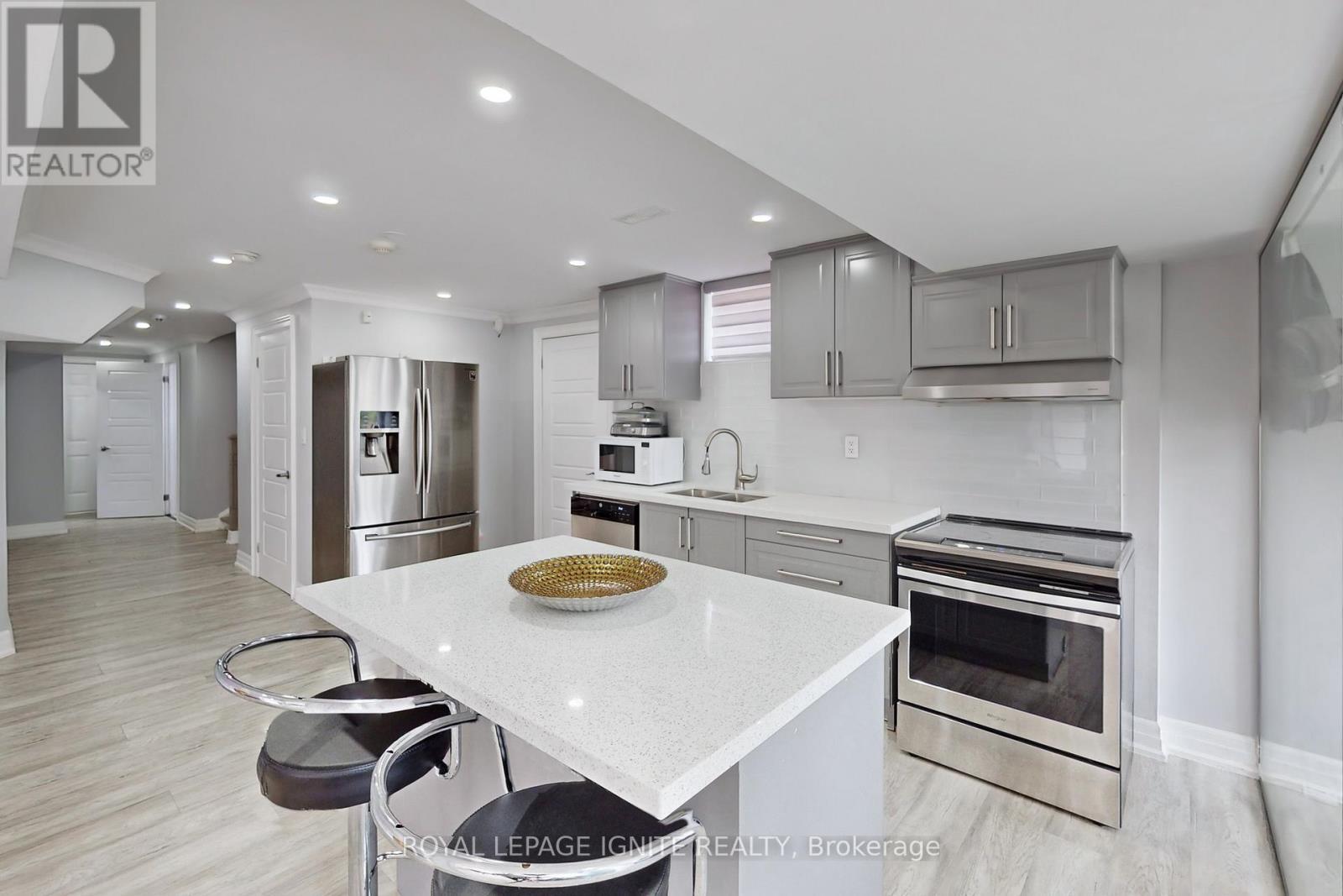 24 Arrowpoint Drive, Brampton, ON - Indoor Photo Showing Kitchen With Upgraded Kitchen