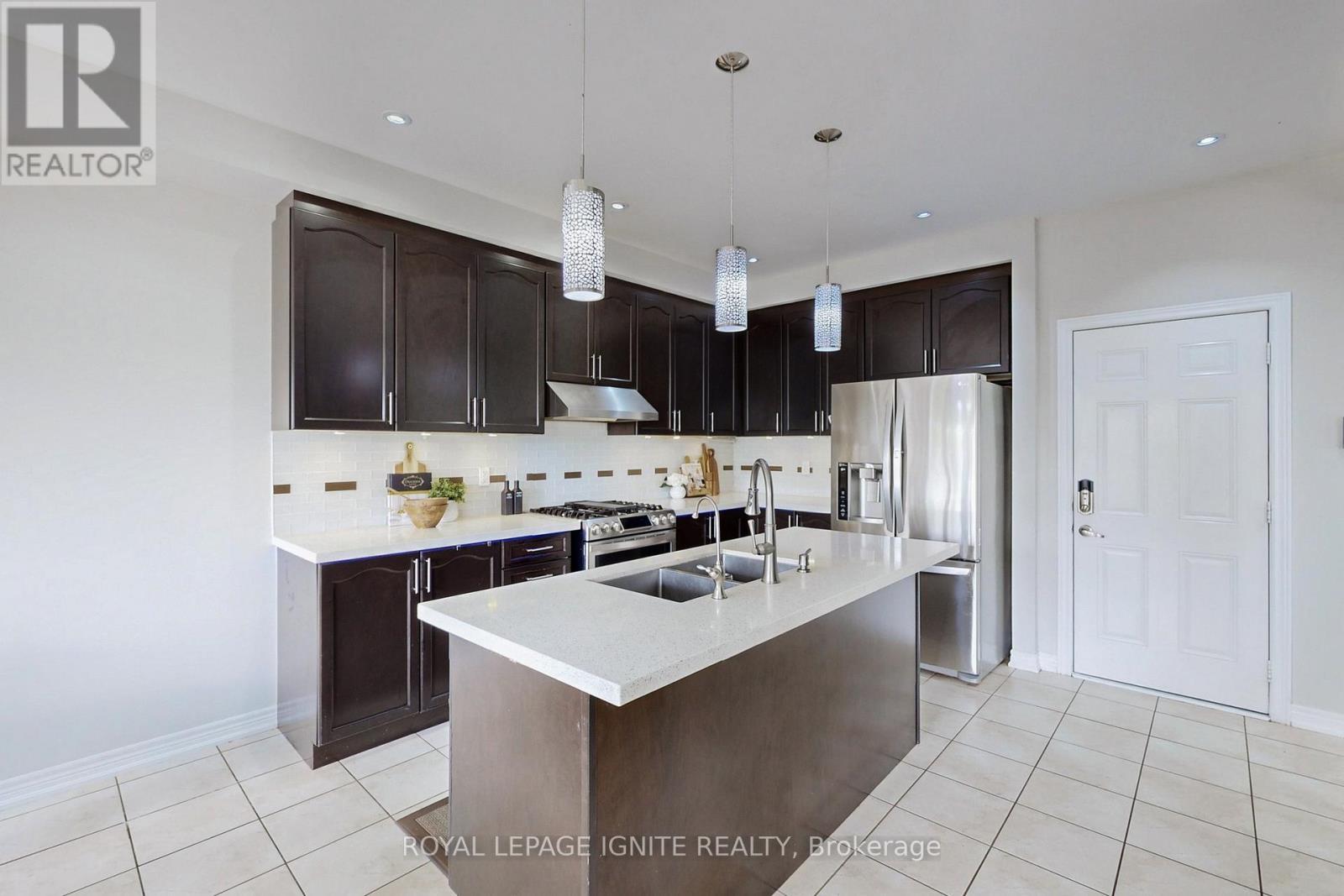 24 Arrowpoint Drive, Brampton, ON - Indoor Photo Showing Kitchen With Double Sink With Upgraded Kitchen