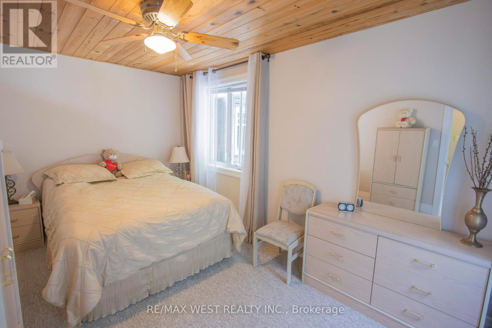 1158 Lorne Lane, Dysart Et Al, ON - Indoor Photo Showing Bedroom