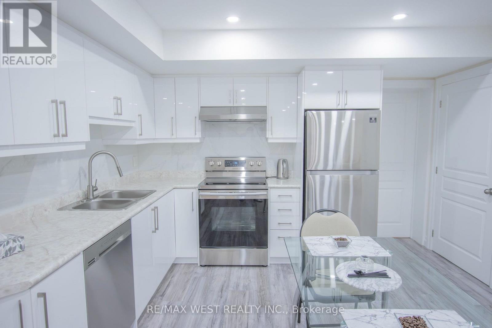 1158 Lorne Lane, Dysart Et Al, ON - Indoor Photo Showing Kitchen With Double Sink With Upgraded Kitchen