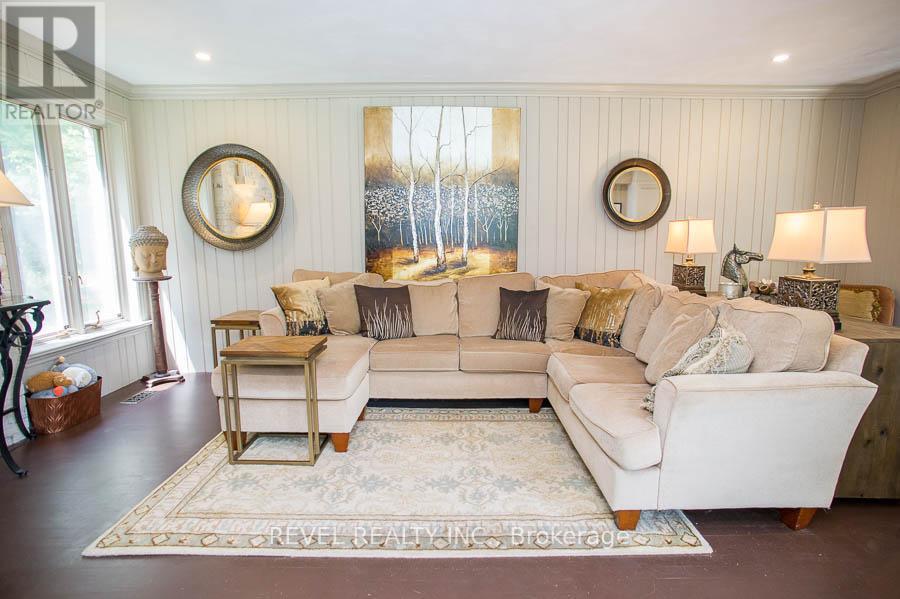 92 Highland Drive, Brantford, ON - Indoor Photo Showing Living Room