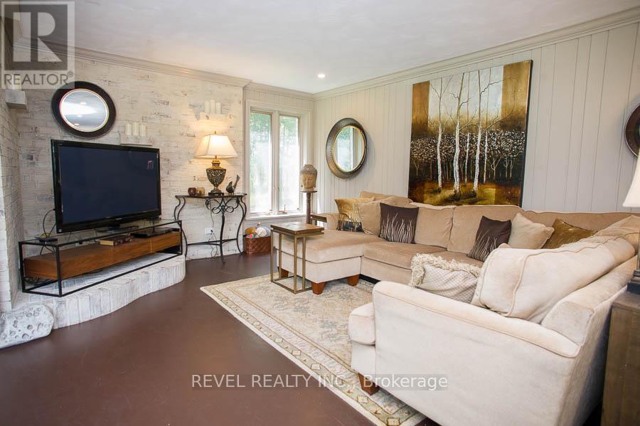 92 Highland Drive, Brantford, ON - Indoor Photo Showing Living Room
