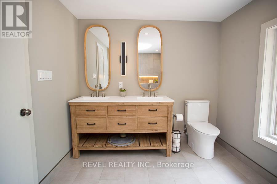 92 Highland Drive, Brantford, ON - Indoor Photo Showing Bathroom