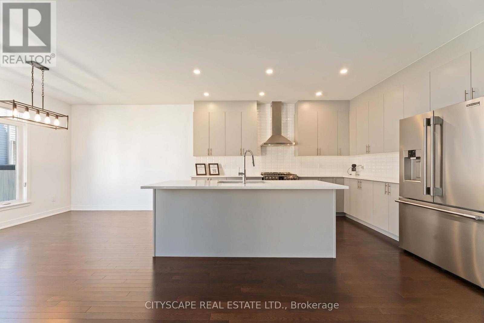 617 Kenabeek Terrace, Ottawa, ON - Indoor Photo Showing Kitchen With Upgraded Kitchen