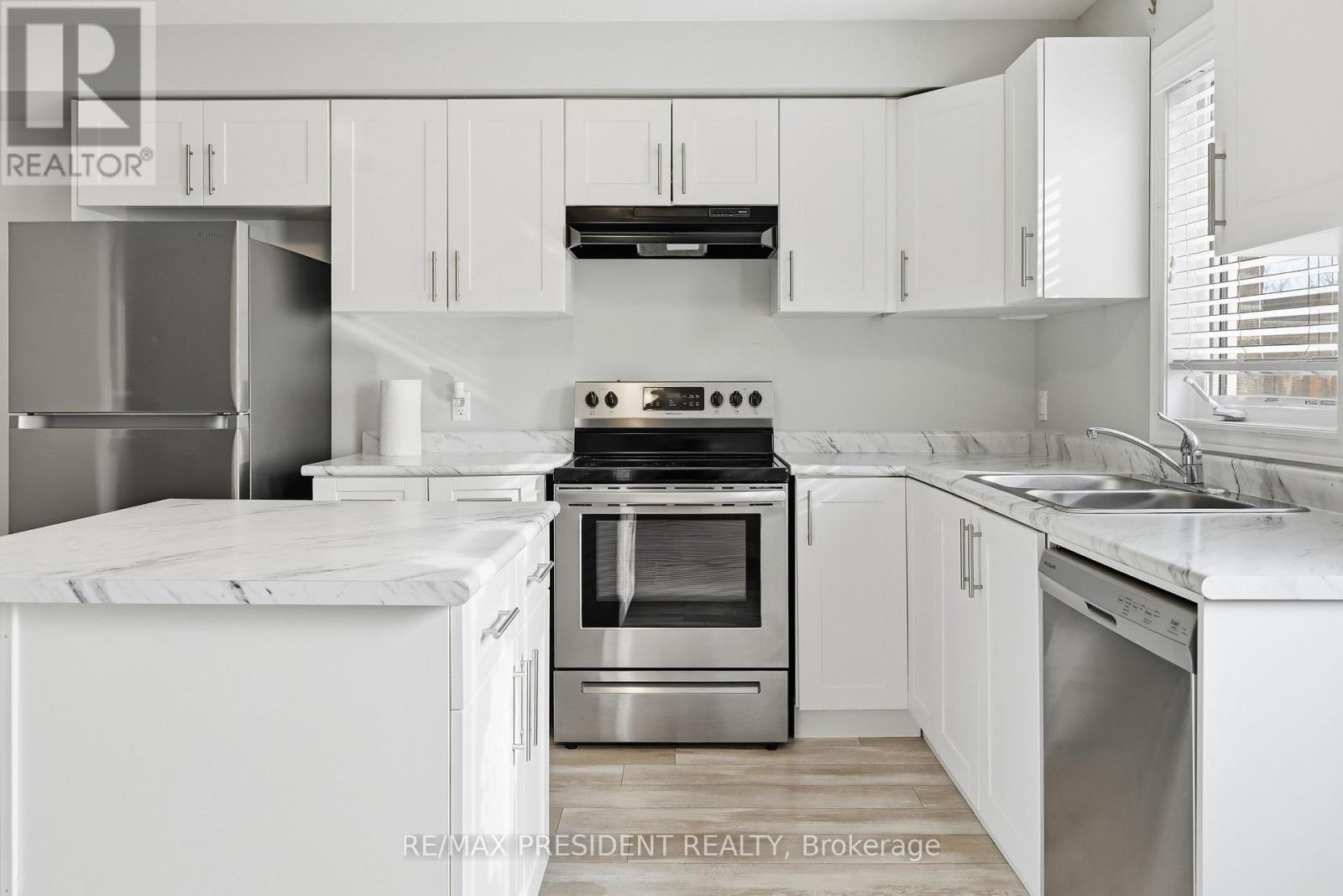 26 - 7768 Ascot Circle, Niagara Falls, ON - Indoor Photo Showing Kitchen With Double Sink With Upgraded Kitchen
