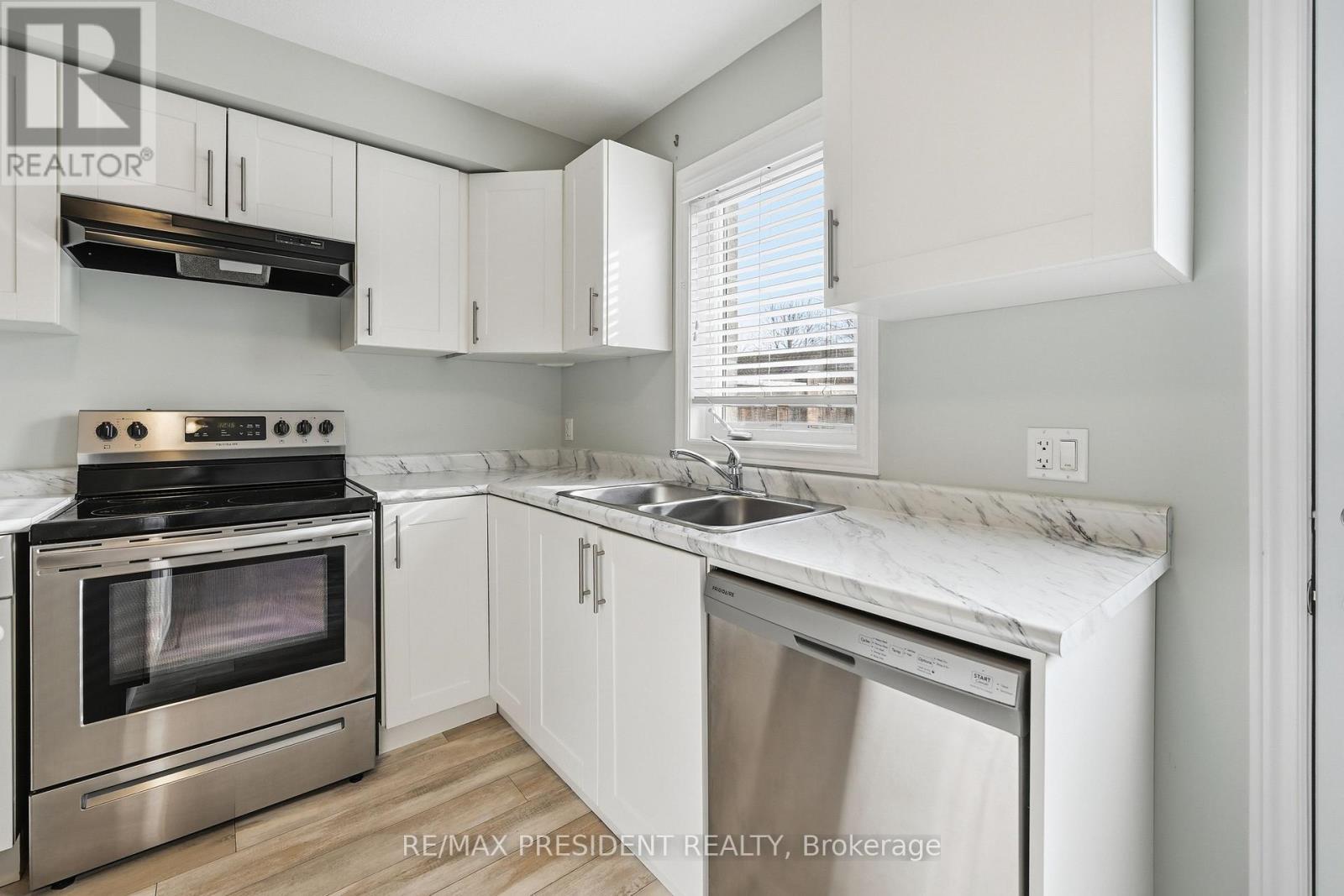 26 - 7768 Ascot Circle, Niagara Falls, ON - Indoor Photo Showing Kitchen With Double Sink