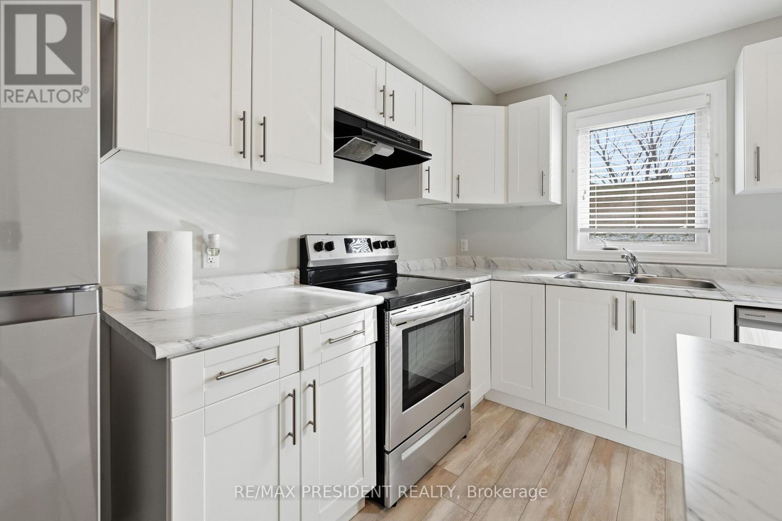 26 - 7768 Ascot Circle, Niagara Falls, ON - Indoor Photo Showing Kitchen With Double Sink With Upgraded Kitchen