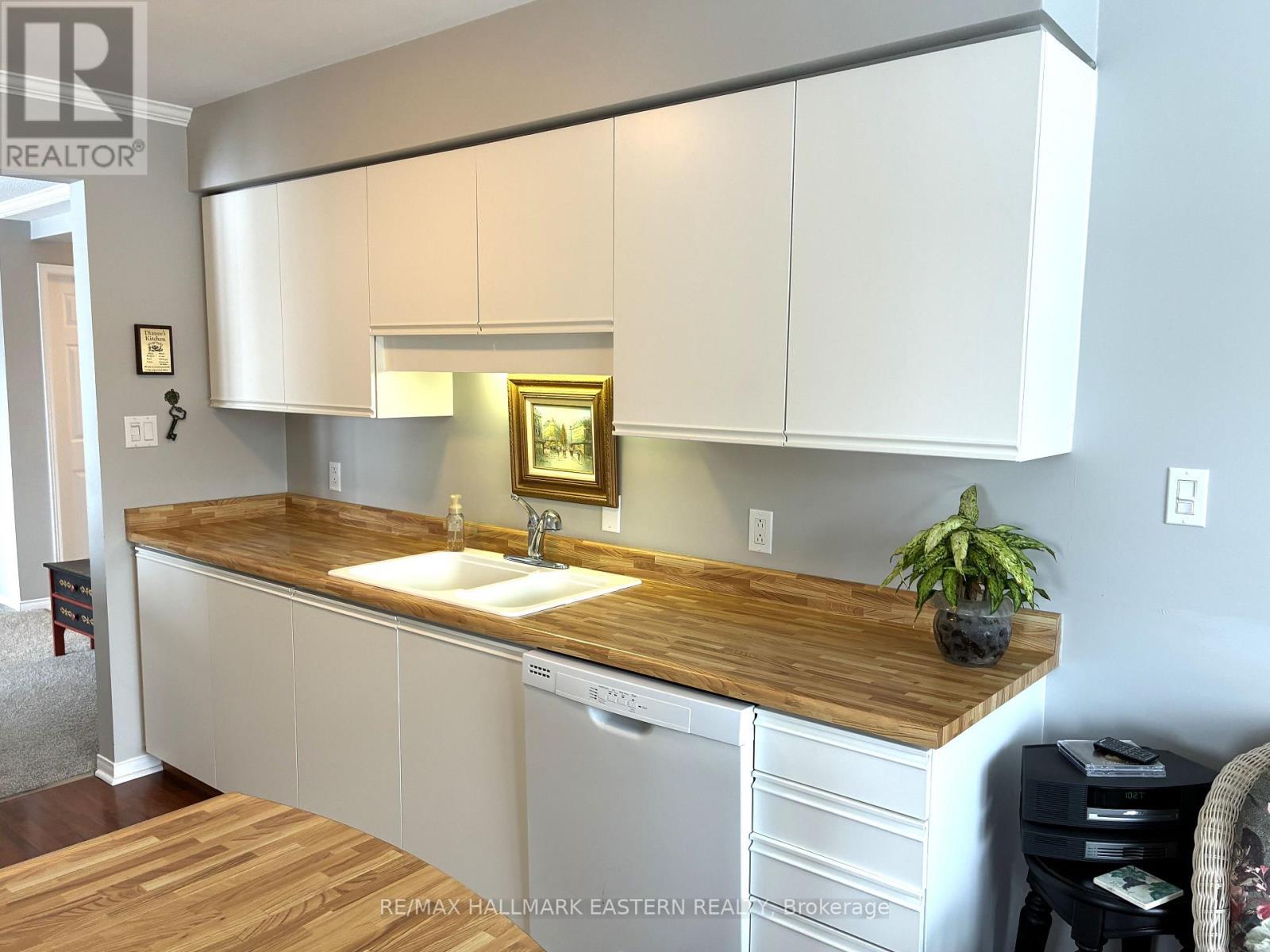 304C - 1099 Clonsilla Avenue Sw, Peterborough (Otonabee Ward 1), ON - Indoor Photo Showing Kitchen With Double Sink
