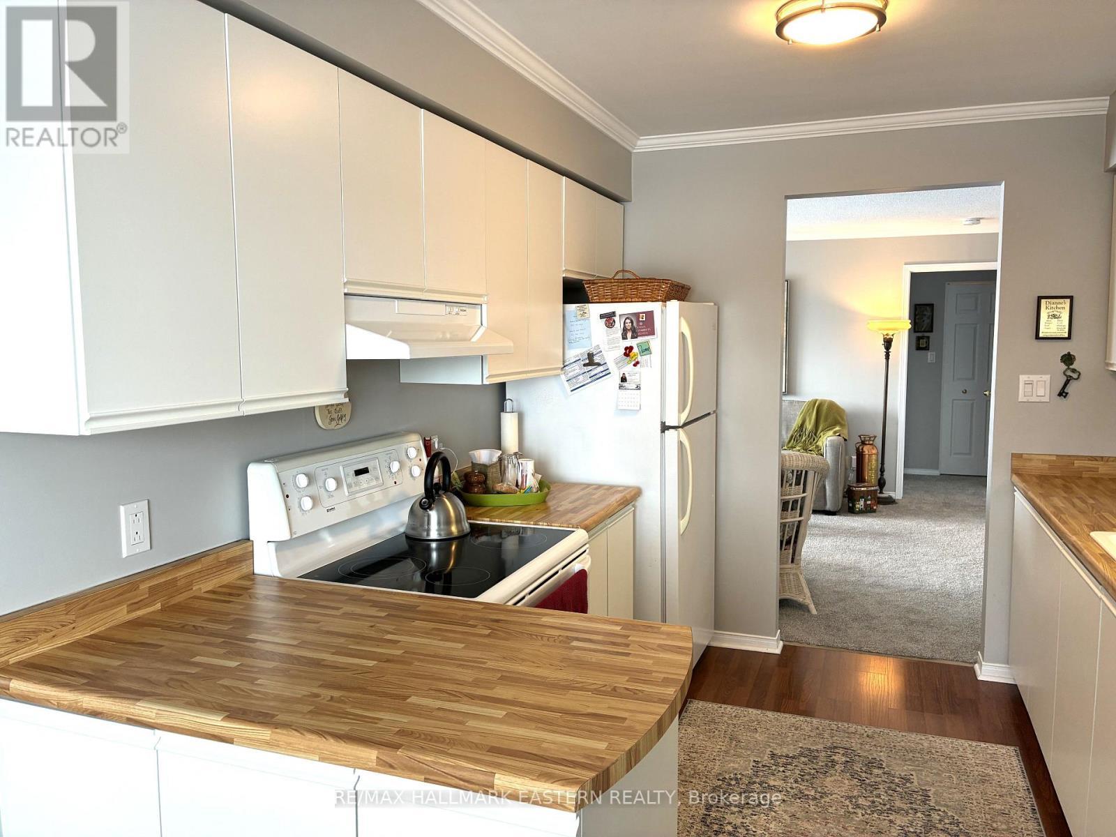 304C - 1099 Clonsilla Avenue Sw, Peterborough (Otonabee Ward 1), ON - Indoor Photo Showing Kitchen