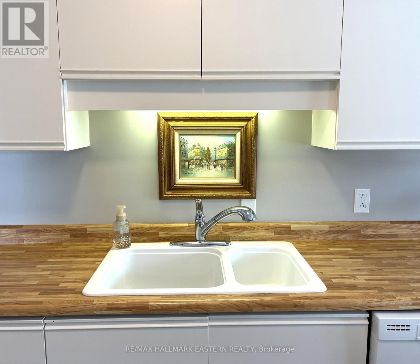 304C - 1099 Clonsilla Avenue Sw, Peterborough (Otonabee Ward 1), ON - Indoor Photo Showing Kitchen With Double Sink