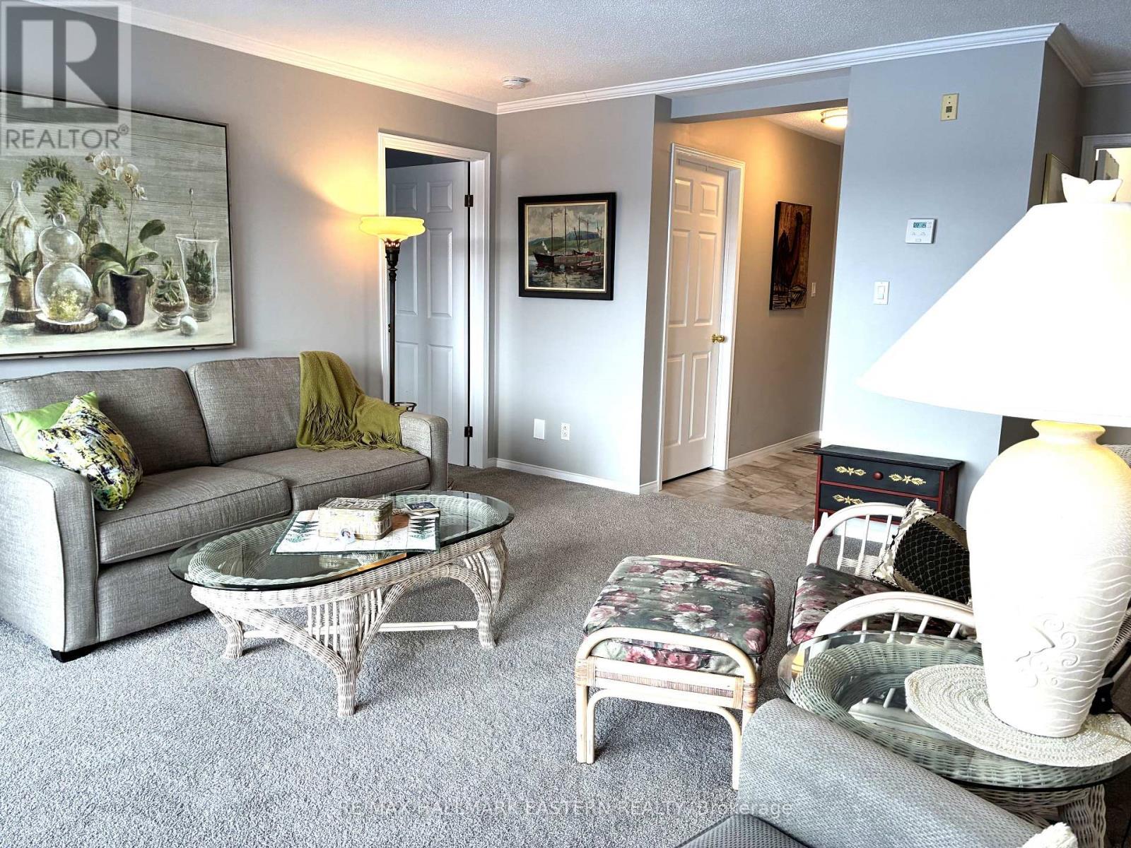 304C - 1099 Clonsilla Avenue Sw, Peterborough (Otonabee Ward 1), ON - Indoor Photo Showing Living Room