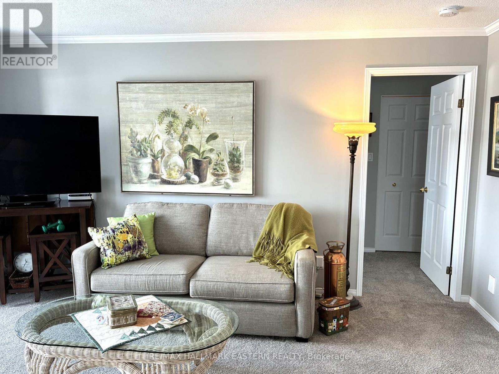 304C - 1099 Clonsilla Avenue Sw, Peterborough (Otonabee Ward 1), ON - Indoor Photo Showing Living Room