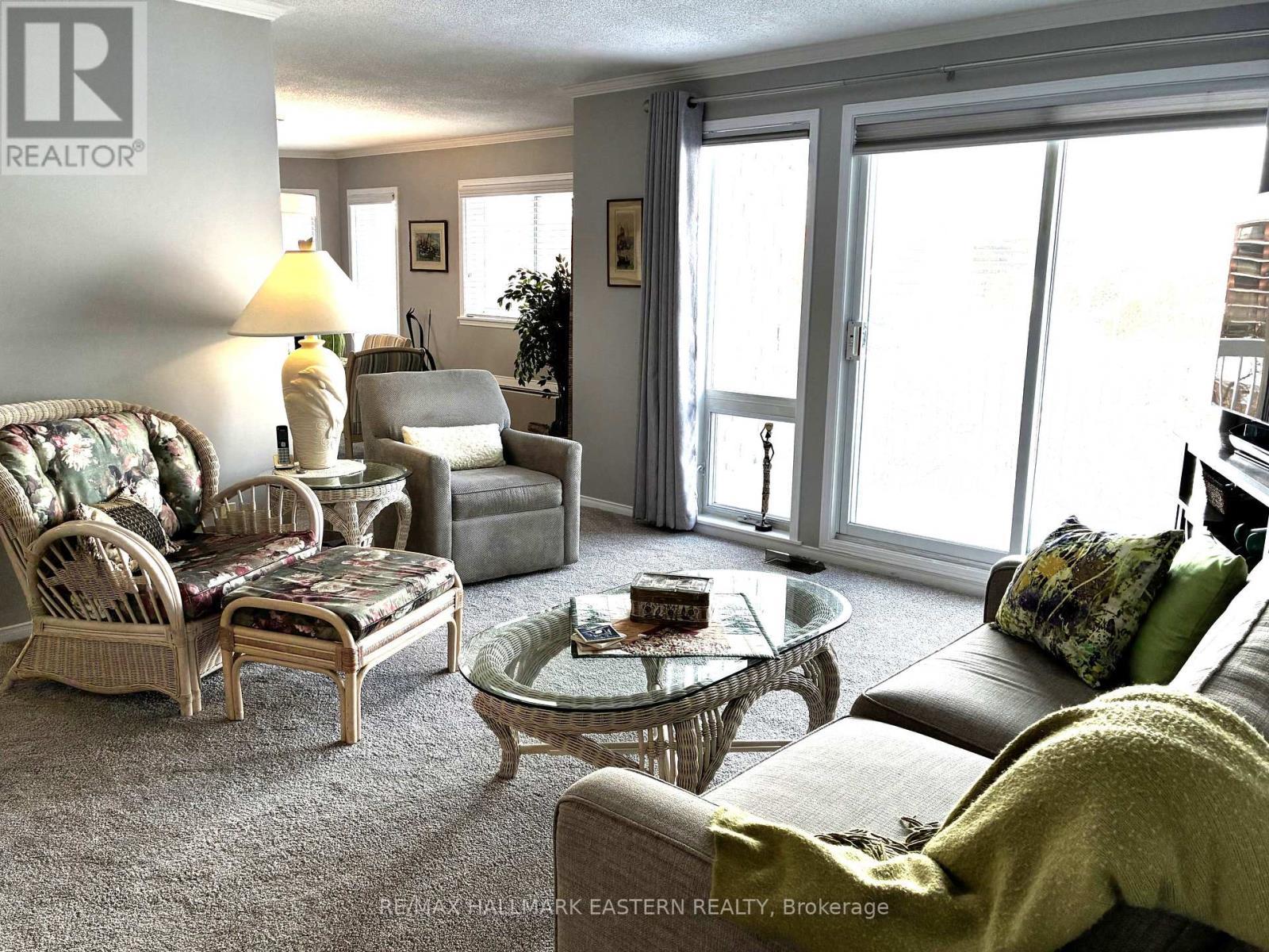 304C - 1099 Clonsilla Avenue Sw, Peterborough (Otonabee Ward 1), ON - Indoor Photo Showing Living Room