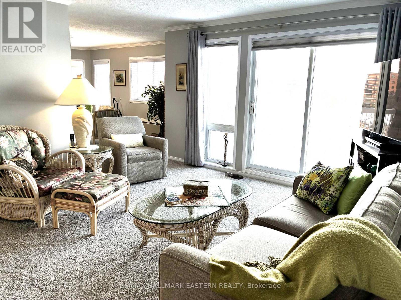 304C - 1099 Clonsilla Avenue Sw, Peterborough (Otonabee Ward 1), ON - Indoor Photo Showing Living Room