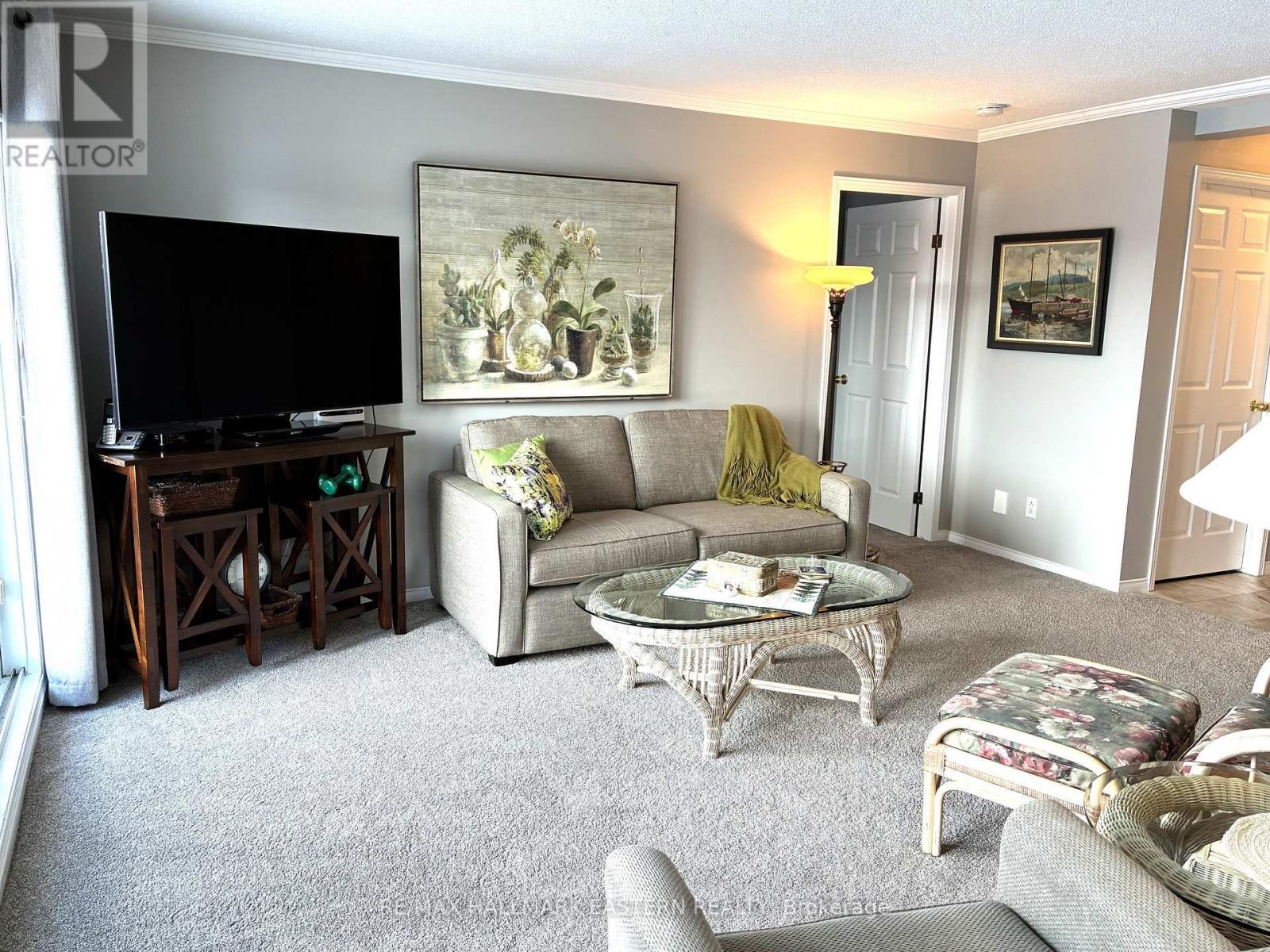 304C - 1099 Clonsilla Avenue Sw, Peterborough (Otonabee Ward 1), ON - Indoor Photo Showing Living Room